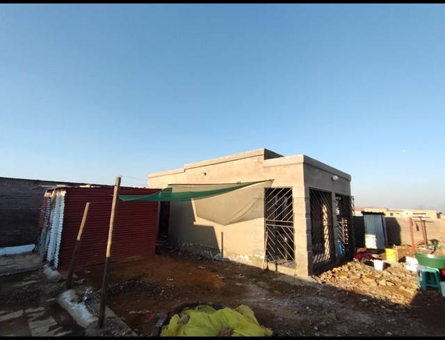 2 BEDROOM HOUSE FOR SALE IN LENASIA EXT 2